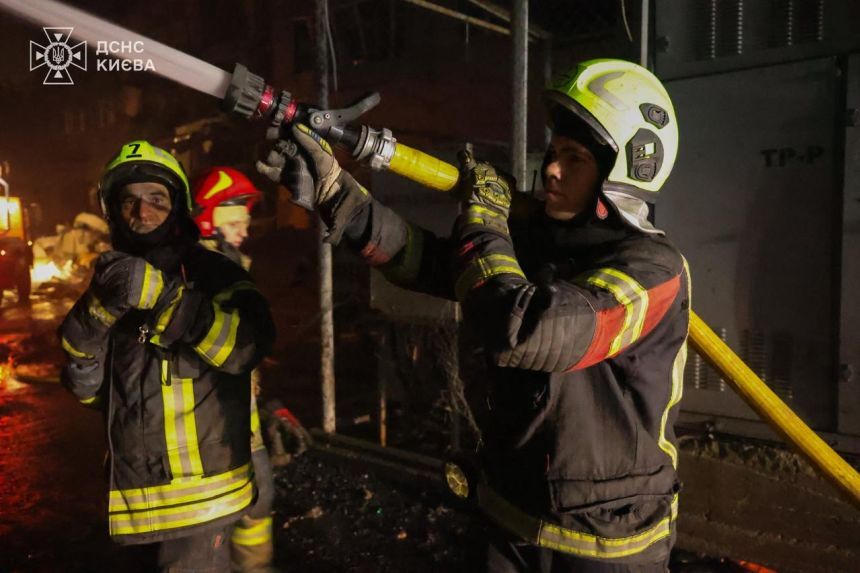 ロシア軍の攻撃を受けた現場に出動した救急隊＝２５日/State Emergency Service of Ukraine