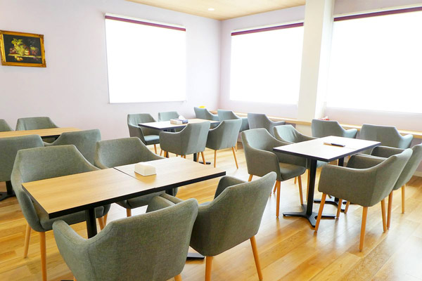 男女別に改築された休憩所はカフェのような雰囲気