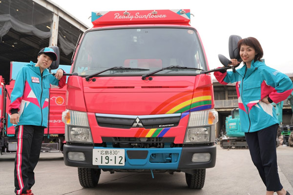 女性専用ユニフォームを着用する田中陽希さん（右）と城本奈奈未さん