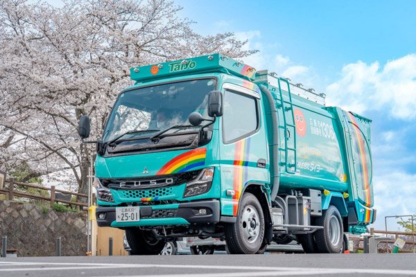 虹と太陽の「ニコニコマーク」がついた収集車