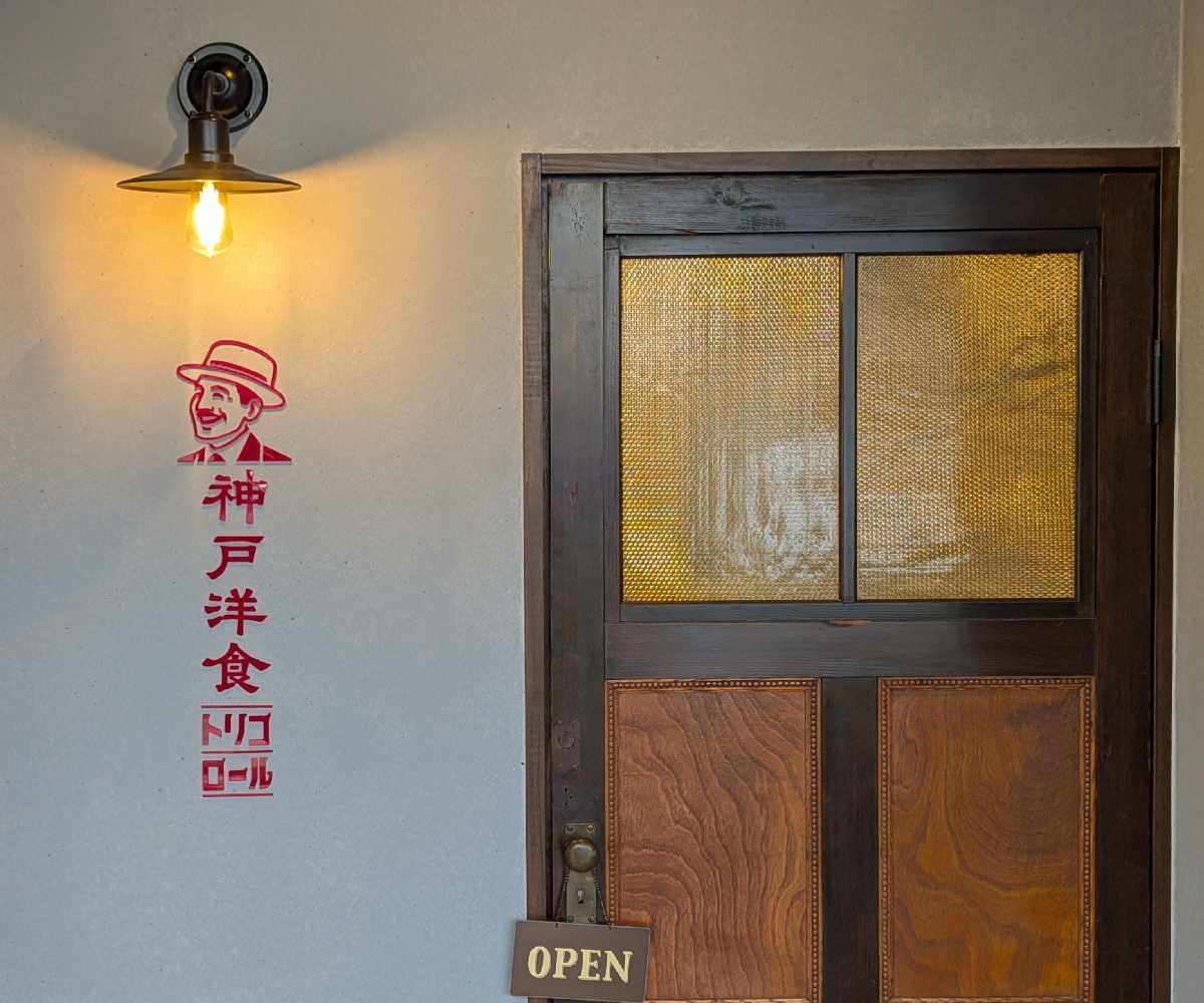 扉の横に描かれた男性にもぜひ注目！彼（通称 トミーさん）とお店にまつわるストーリーについてはInstagramで発信中