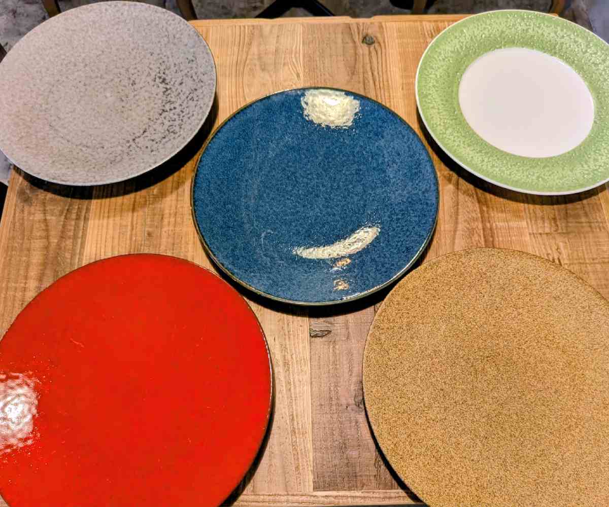 料理をより華やかに引き立てるため、フランスの色彩を取り入れた日本食器で提供