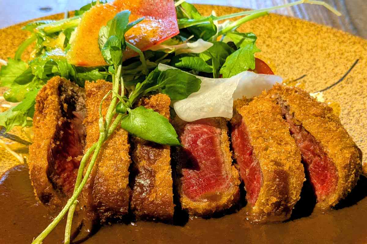 「和牛ヘレビーフカツレツ100g」2,640円（税込）ランチのセット価格。ランチタイムは前菜3種、ライス、季節のスープがセット