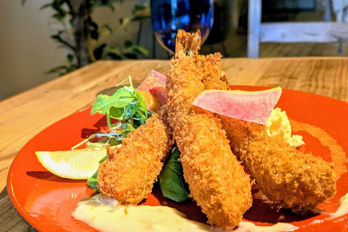 「えびフライ」1,848円（税込）ランチタイムのセット価格。ランチタイムは前菜3種、ライス、季節のスープがセット