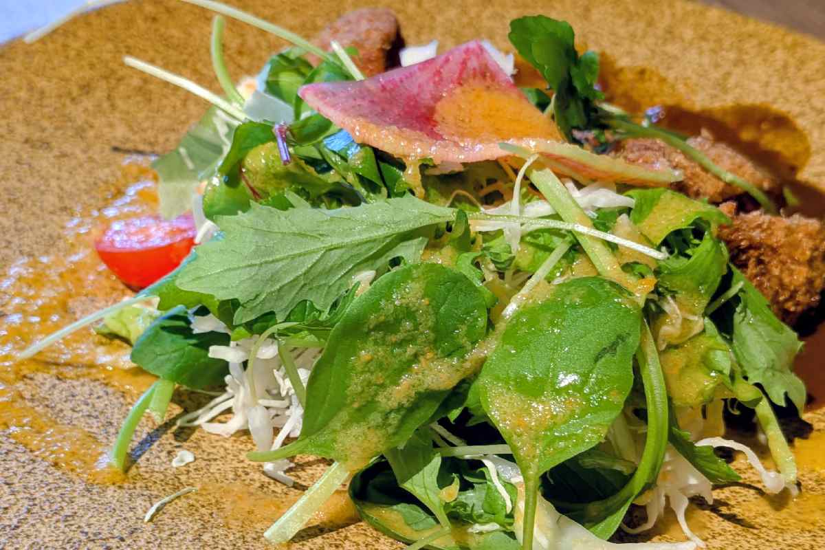 サラダに使われる兵庫県丹波産の「丹波リーフ」。その日の朝に収穫されたもので新鮮そのもの
