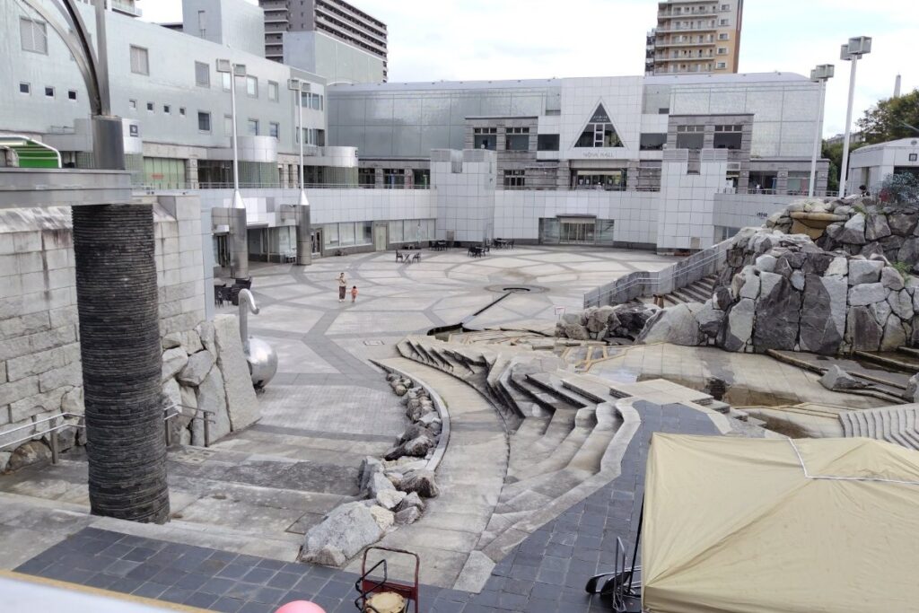 茨城県つくば市の広場に強烈な既視感　その理由に「幻聴さえ聞こえる気がする」「絶対行ったことないのに」 | LIMO | くらしとお金の経済メディア