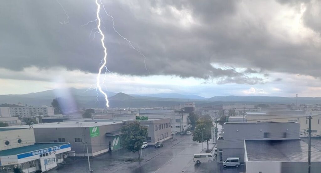 落雷 青森で一時停電 県病や空港含む900軒／青西高で火災 - 東奥日報社