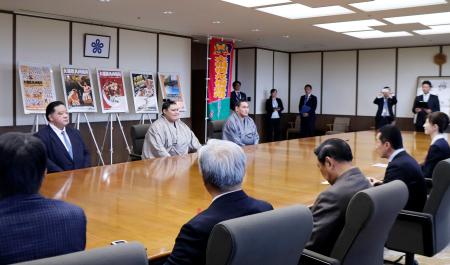 両横綱が福岡県庁訪問 九州場所前に、市役所も | | 全国のニュース
