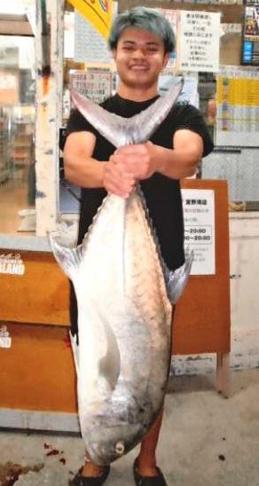 沖縄・宜野湾市海岸　海面で小魚が騒ぎ立て　”本命かも”と予想した瞬間… 12.05キロの超特大オニヒラアジをゲット | 沖縄の釣り情報 有釣天