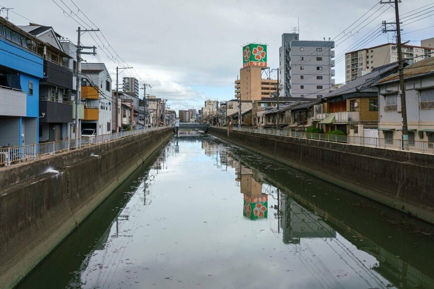 山口県で目撃した川に続く「階段の角度」にギョッとしてしまう　背筋も凍る光景に「コケたらヤバそう…」「降りるほど足場が…」