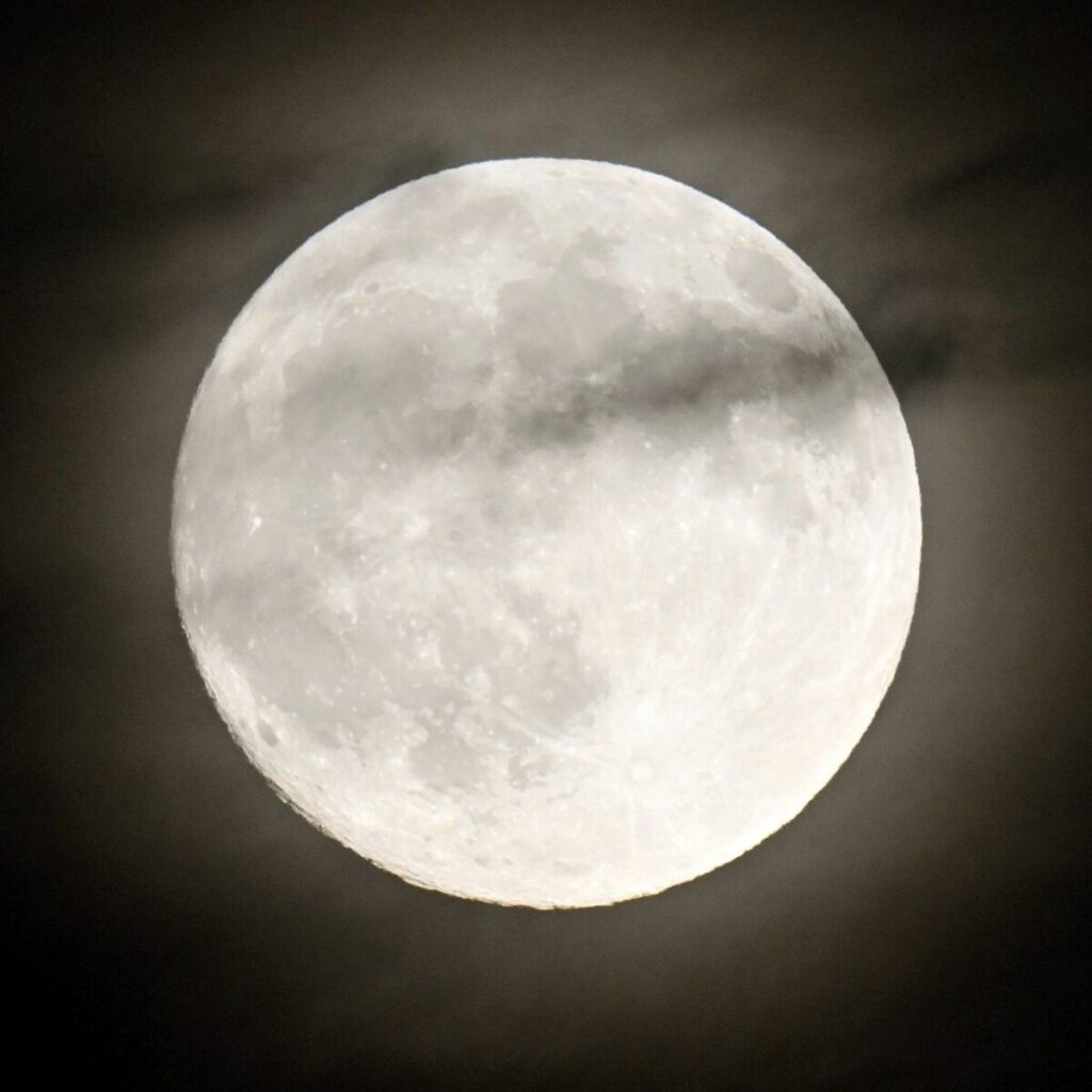 栃木県内の夜空でも中秋の名月 雲の隙間からおぼろげに 「気軽に肉眼でも観察を」｜下野新聞デジタル - 下野新聞社