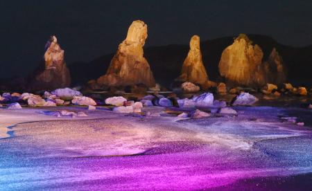 和歌山の奇岩、恒例ライトアップ 天然記念物「橋杭岩」、串本 | | 全国のニュース