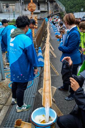 流しそうめんでギネス更新、高知 清流の町、仁淀川町 | 全国のニュース | 福井新聞ONLINE