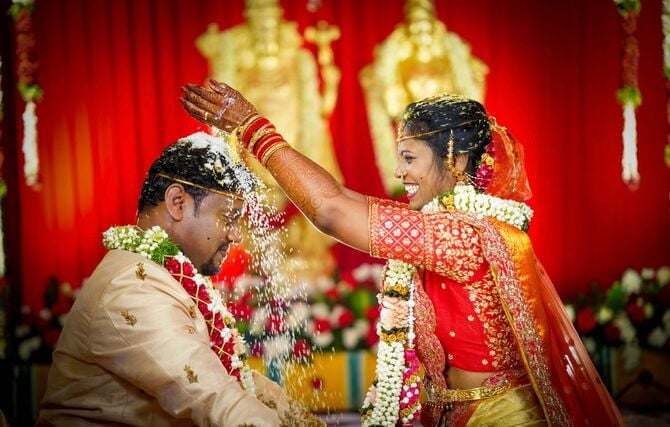 インドの結婚式で儀式を行う新郎新婦