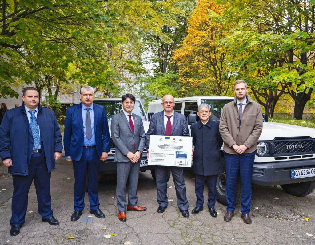 ウクライナ復興 日本支援 農地の安全確認へ機器供与 汚染分析装置や車両７０点超 - 沖縄タイムス社