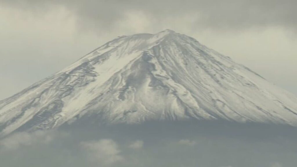 「いいタイミングでここに来られてうれしい」富士山が初冠雪 平年より21日遅い観測 富士吉田市も独自の“富士山初雪化粧”を宣言 山梨 | 山梨のニュース | ＵＴＹテレビ山梨 - TBS NEWS DIG