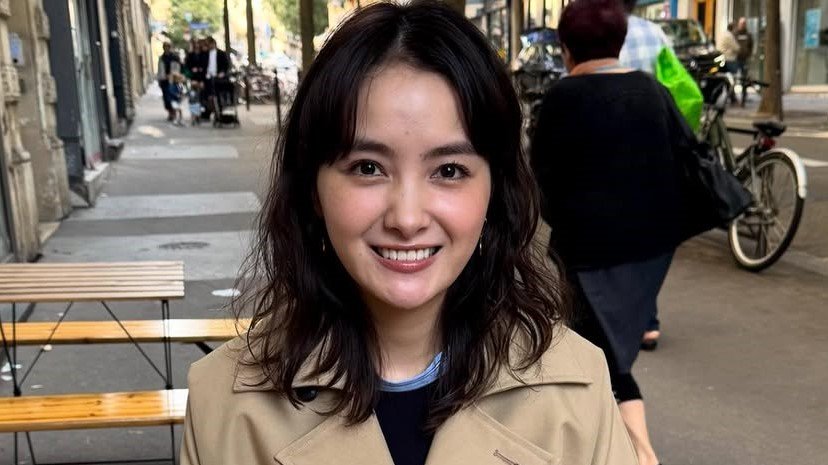 葵わかな “相棒”とフランス・パリ旅を満喫！「各所で写真たくさん撮って笑」エッフェル塔と記念撮影や飛行機内でのリラックスショットも | めざましmedia | “好き”でつながる