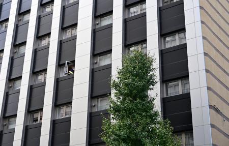 ホテルから３０代男性が転落か 女性巻き込む、命に別条なし | | 全国のニュース