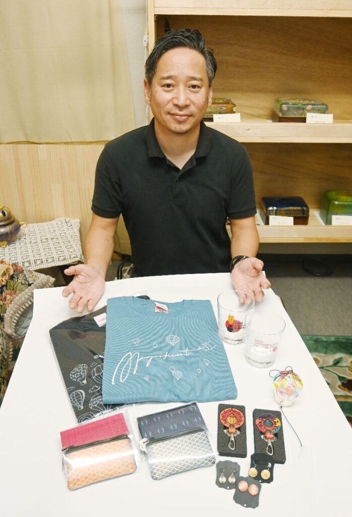 バルーンフェスタ グッズ製作継続へ協力を 地元職人グループ、クラウドファンディングで支援呼びかけ 昨年の大雨で出店中止、運営に黄信号 | まちの話題 | 佐賀県のニュース バルーンフェスタ グッズ製作継続へ協力を 地元職人グループ、クラウドファンディングで支援呼びかけ 昨年の大雨で出店中止、運営に黄信号 | まちの話題 | 佐賀県のニュース