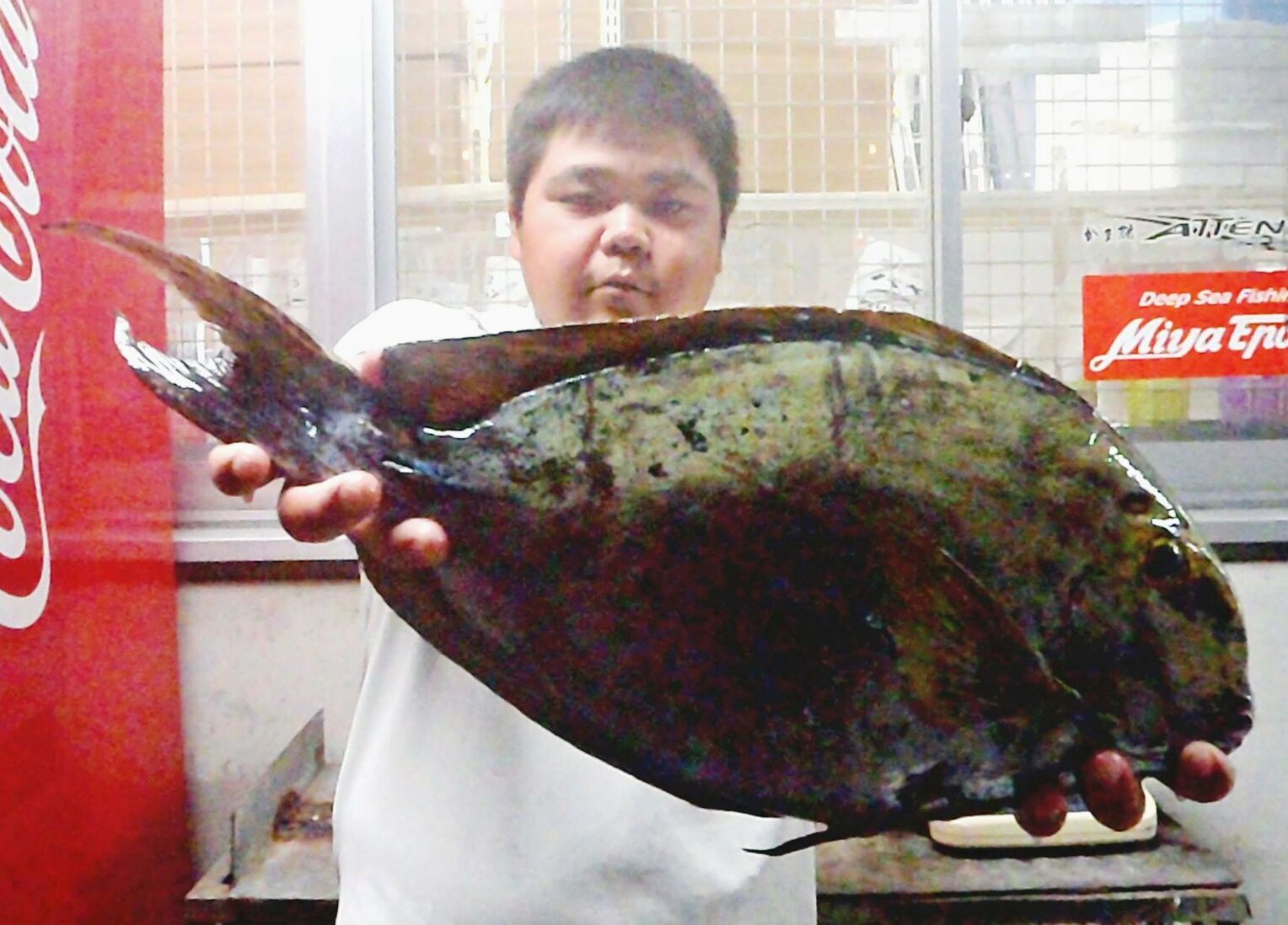 阿嘉島で５４・１センチ２・３１キロのトカジャーを釣った武富立真さん＝９月１５日