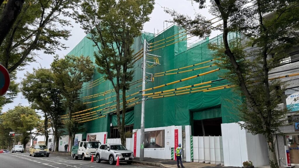 【速報】横浜市の工事現場で男性作業員が“パレット”に挟まれ心肺停止 駐車場の工事中に「床」部分が落下か 警察が事故原因を調べる 神奈川 - TBS NEWS DIG