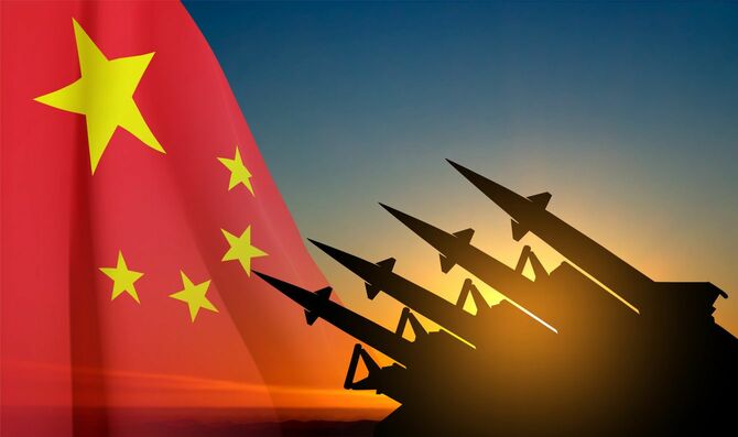 中国の旗に向けられたミサイル