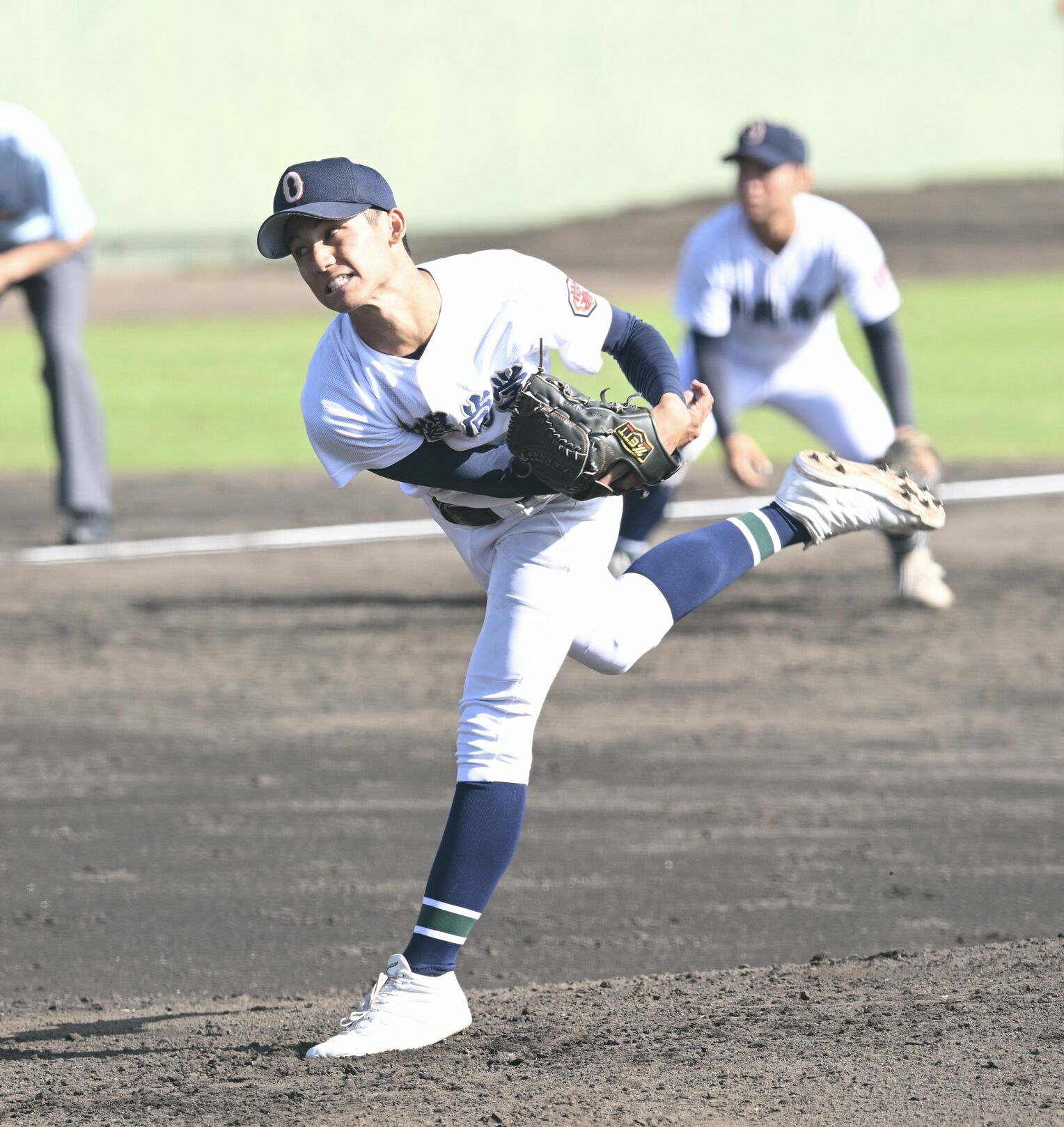 <div class="caption">神村学園－沖尚　力投する沖尚の先発・新垣有絃＝28日、宮崎市・SOKKENスタジアム（宮城貴浩撮影）</div>