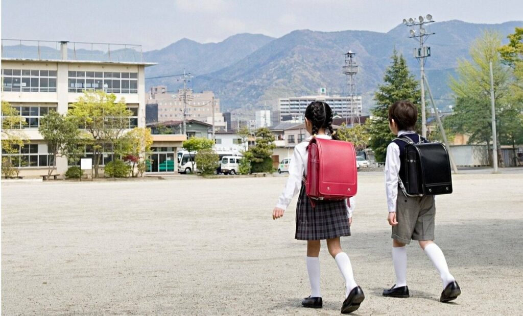 地方と都市の学校を“行き来”、徳島発の「デュアルスクール制度」とは？　子連れの里帰り出産や親の介護目的での利用も | AERA with Kids＋