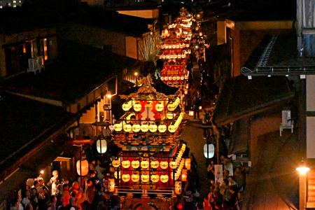 岐阜の高山祭開幕、屋台繰り出し 城下町に百の光、秋夜照らす | | 全国のニュース