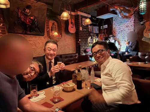 「最近はめったに行かない」という二次会にも。六本木のなじみの生カラオケへ