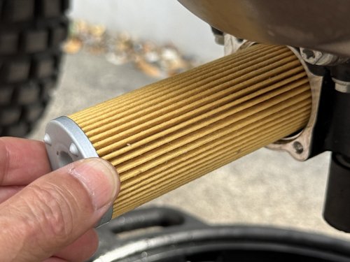オイル交換のタイミングで、フィルターも交換します。彼は私のバイクと同じエンジンを積むKTMの兄弟車に乗っているので、同サイズのフィルターです