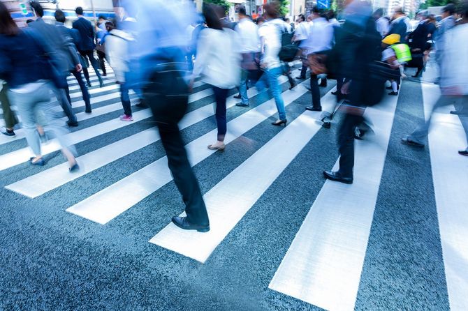横断歩道を渡る人々