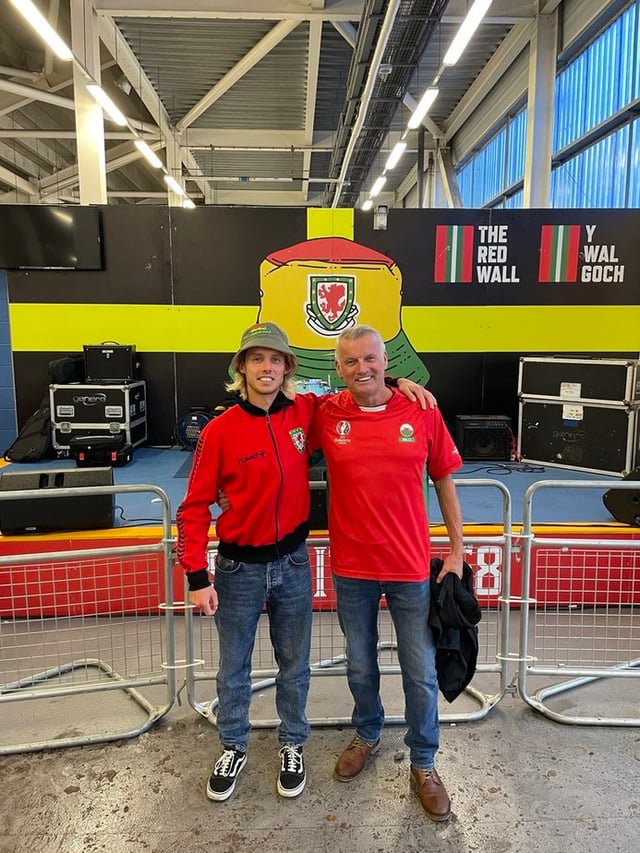 文化交流？ウェールズ対リヒテンシュタインの試合にぜひご参加ください。ドリンクと無料のウェールズシャツ！