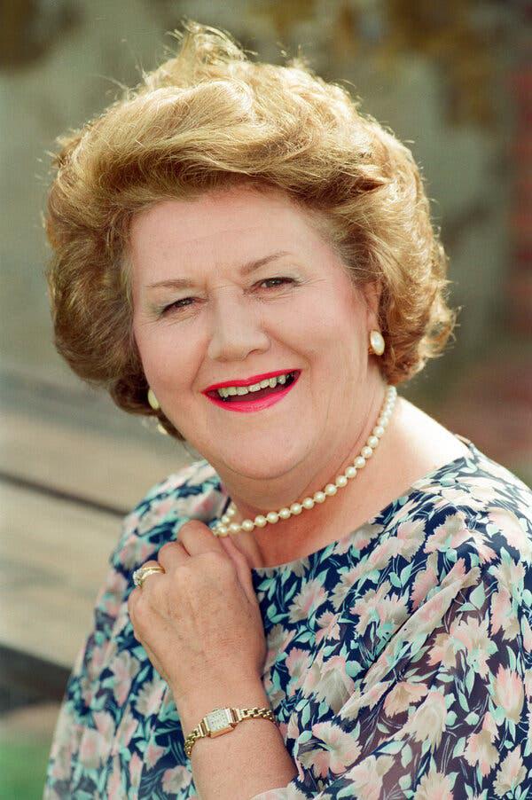 Patricia Routledge（RIP）：1990年代から2000年代初頭にアイルランドで育ったほとんどの人がいると確信しているので、祖母と「姿勢を維持する」を見たことの多くの思い出を私は確信しています。