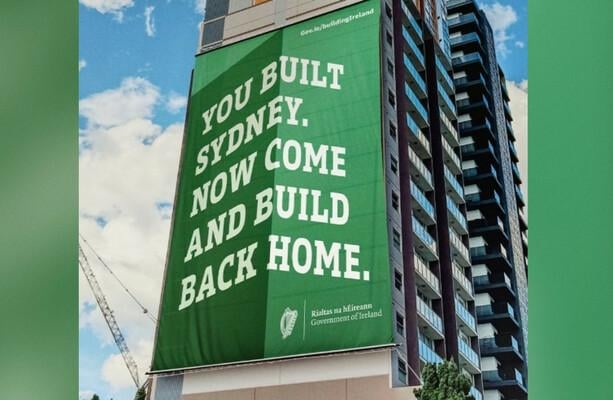 アイルランドの建設労働者に帰国を求める横断幕がオーストラリアに出現