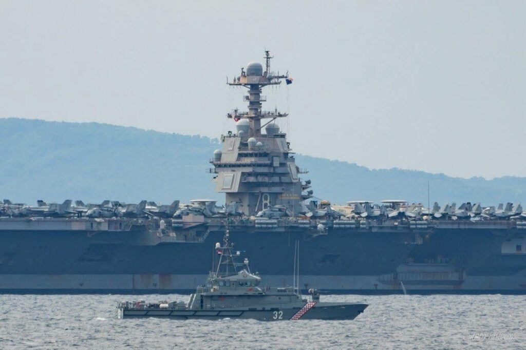 USSジェラルド・R・フォードの隣にあるクロアチア沿岸警備隊の船（長さ43メートル）