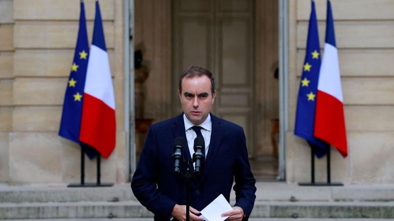 フランス大統領、衝撃の動きで月曜日辞任した首相を再任