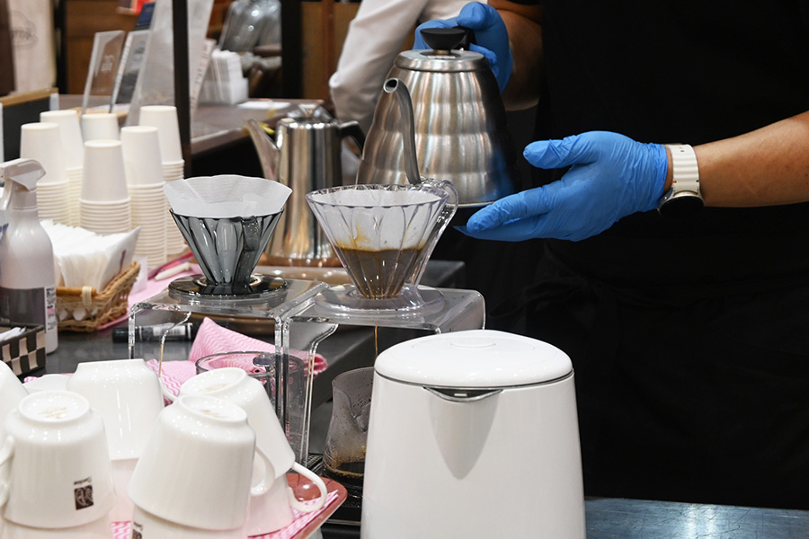 普段はなかなか見られないコーヒーを淹れる姿をカウンター越しに見ることができるのも見どころ。写真は「喫茶サンシャイン」にて