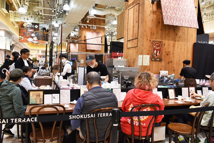 『純喫茶ハンシン vol.5』に出店中の「喫茶サンシャイン」。喫茶店でくつろぐように楽しむ来場者も多く見られた
