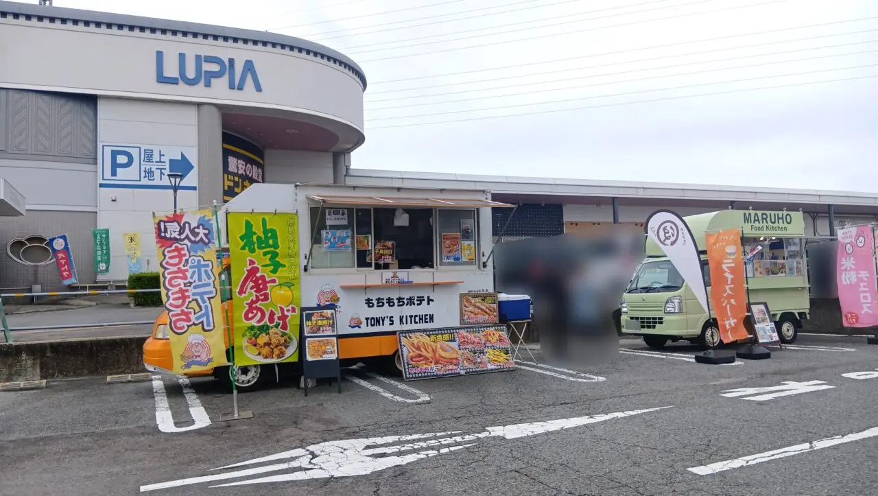 小松島ショッピングプラザ「LUPIA（ルピア）」店舗外観やキッチンカー。画像提供：「ミッチ」様
