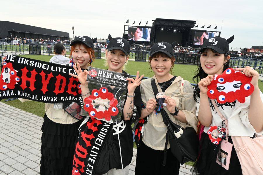 大阪・関西万博「和歌山DAY」HYDEスペシャルライヴに向けHYDE×ミャクミャクグッズに身を包んだ参加者たち（10月3日12時頃）