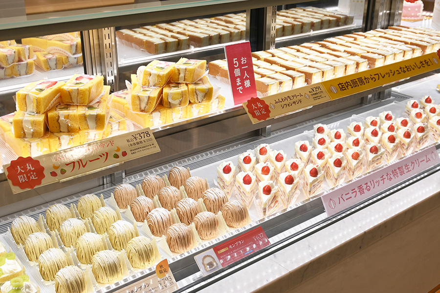 「マールブランシュ 大丸京都店」のショーケースにはケーキがずらり