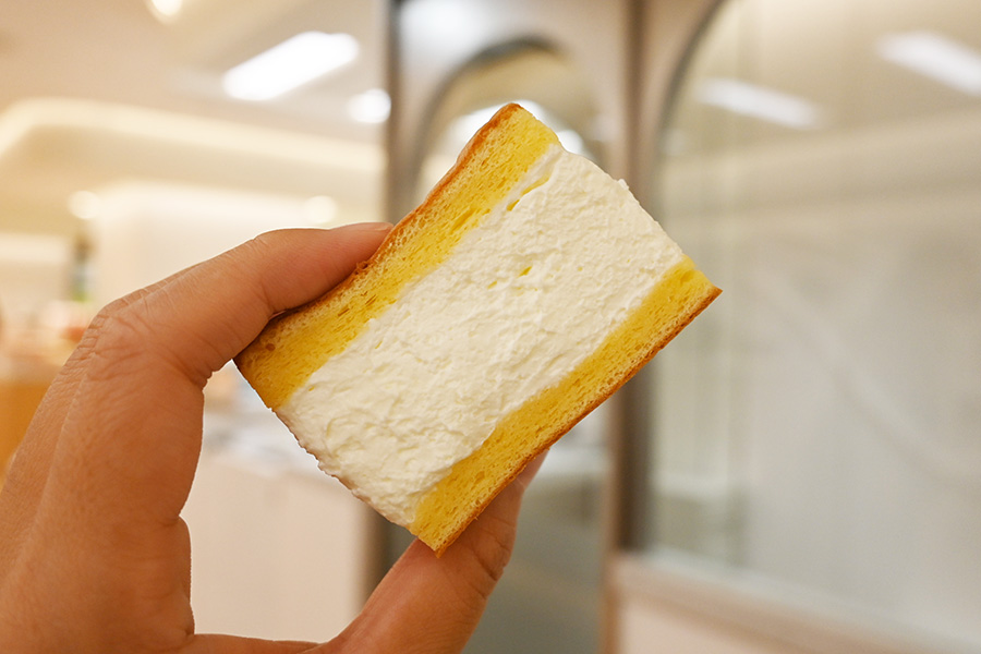 ふんわり生クリームシフォンサンドは、持つと生地もクリームもふわふわな感触
