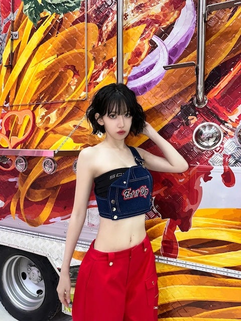 宮脇咲良、デニム×レッドの大胆コーデ披露　圧巻のビジュアルに世界中のファンから絶賛コメント殺到 | 話題の投稿 | スポーツブル (スポブル)