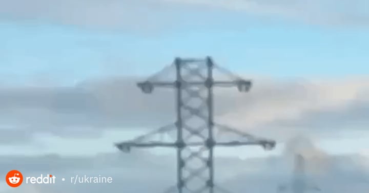 別の夜、ロシアのエネルギーインフラが再び打撃を受けた。映像では、ロシア全土の重要な石油施設に対するウクライナの進行中の集中攻撃作戦の一環として、ダゲスタンのマハチカラにある製油所への攻撃が確認された。