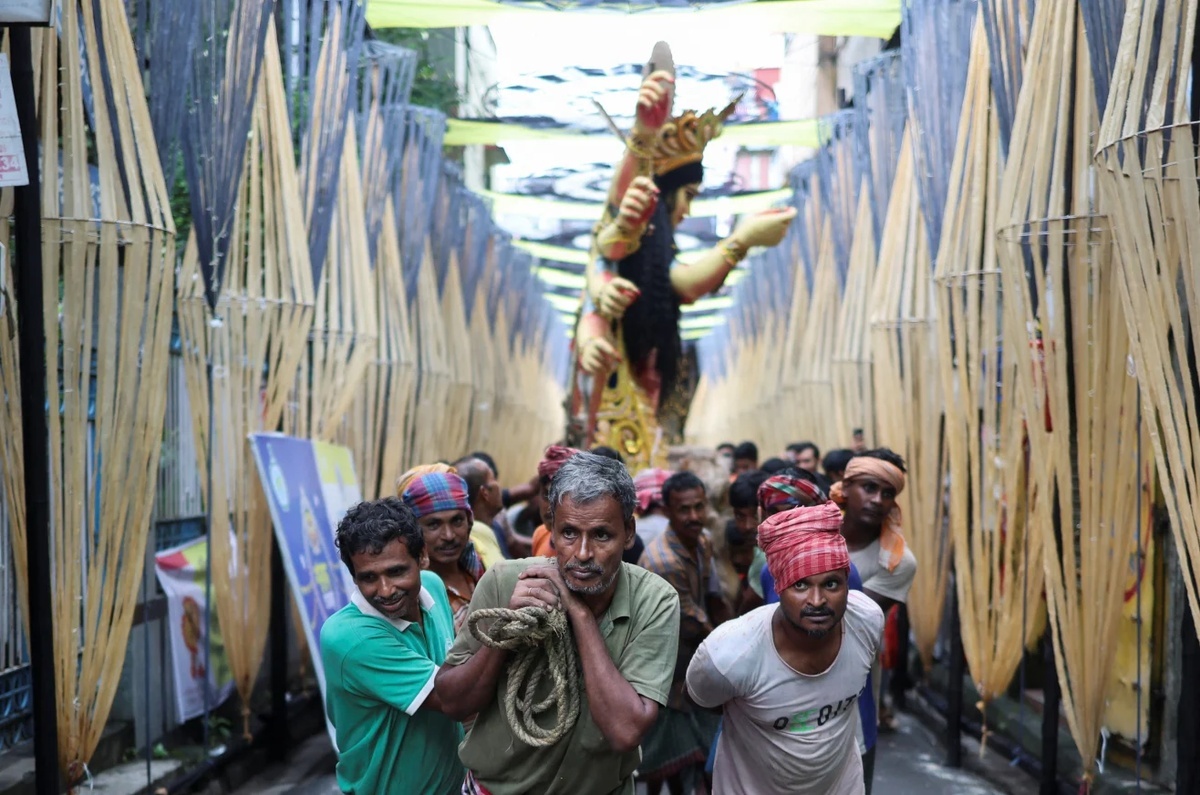 女神ドゥルガーの像を運ぶ人々＝３日、インド・コルカタ/Sahiba Chawdhary/Reuters