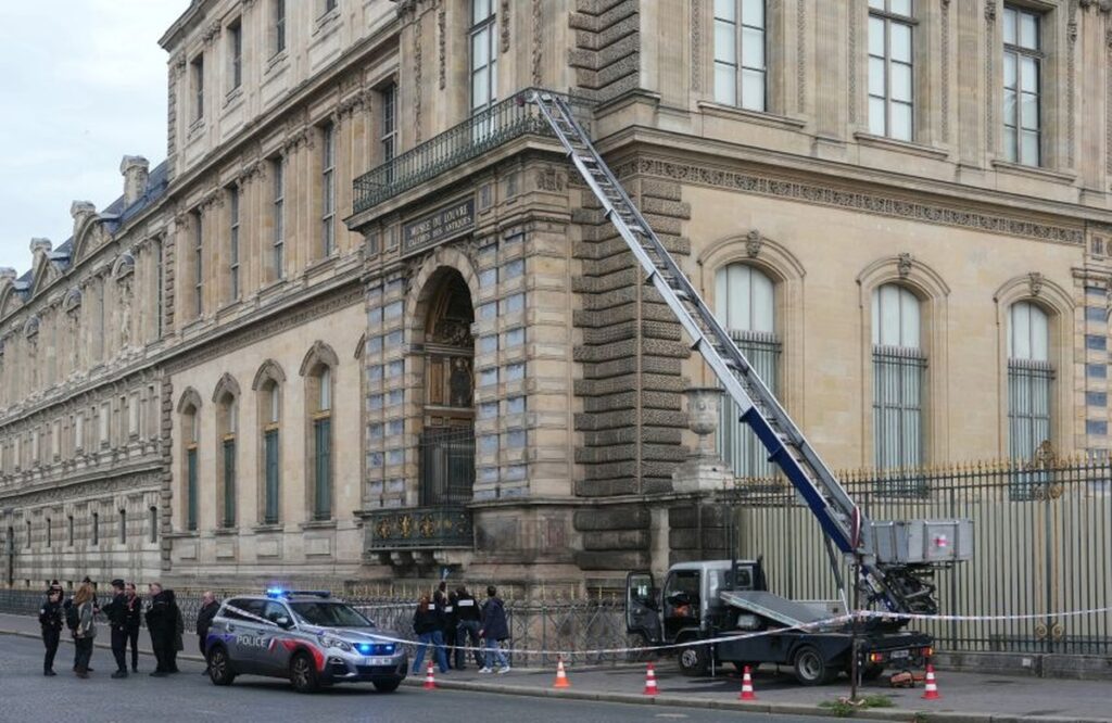 ルーブル強盗に使われた家具用リフト、ドイツのメーカーがすかさず宣伝　「大切な財産の移動に」 - CNN.co.jp