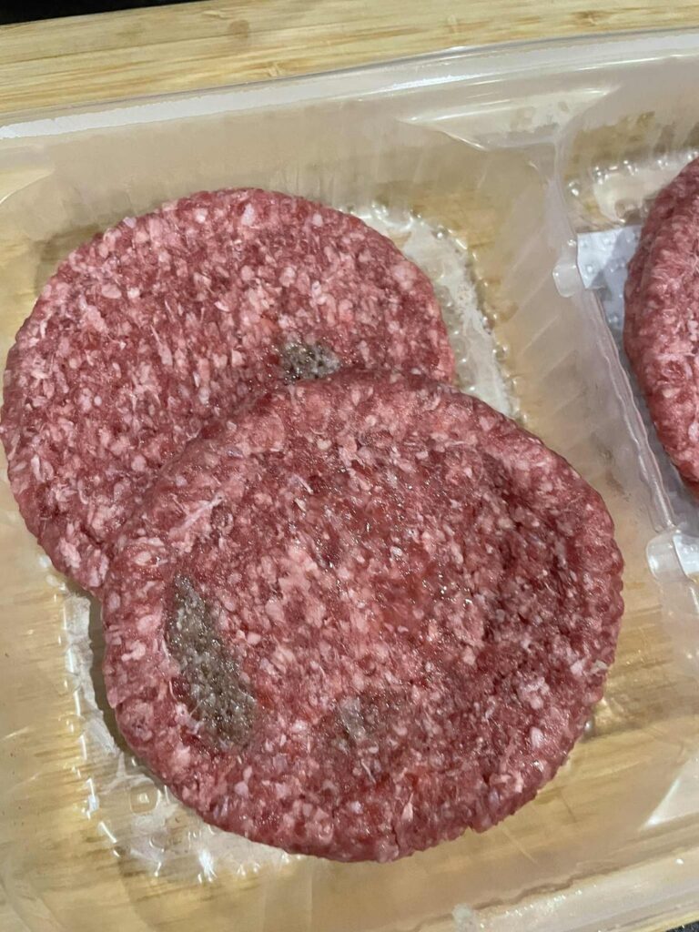 この牛ひき肉は普通ですか？この黒いカラーリングは何でしょうか？