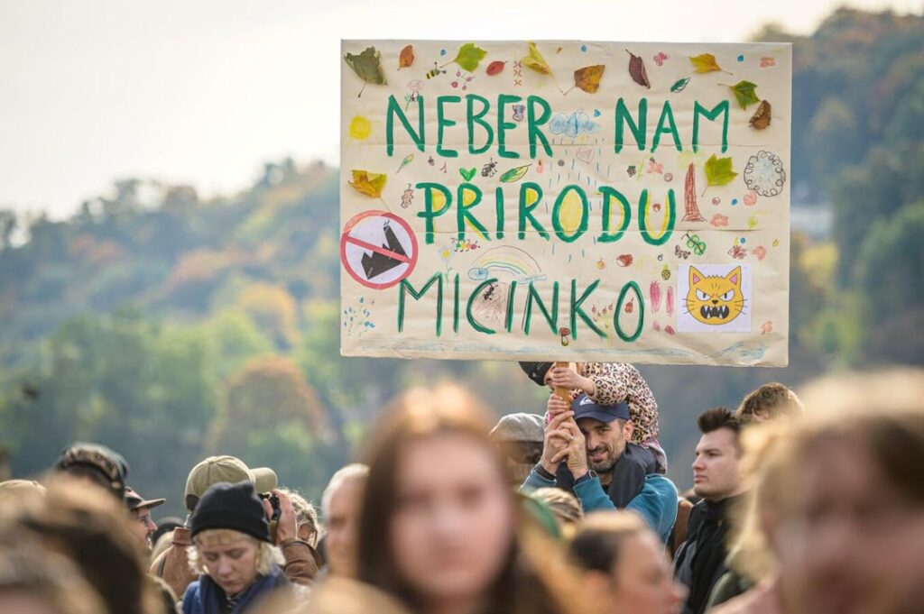 写真: 化石ロビイストのマチンカによる環境省の乗っ取りに反対し、プラハ城前で数千人が抗議活動