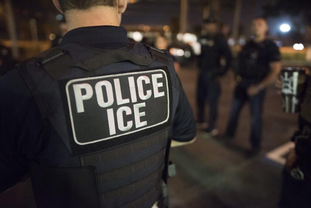ハッカー Dox 何百人もの DHS、ICE、FBI、司法省職員